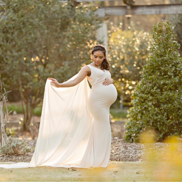 Hera Gown Slim-Fit Cape Maternity Gown - Picture 2 of 5